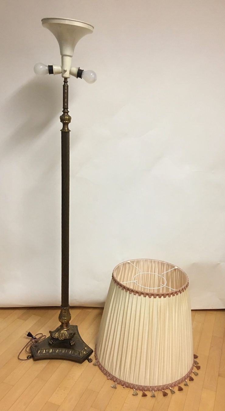 Lampade: Elegante Stehlampe mit Plissee-Schirm – Usato da Olten venduto da ELHANDEL 1