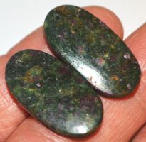 Cabochon Set gelocht L-6819 – 1 Paar Rubin Fuchsit – je ca.