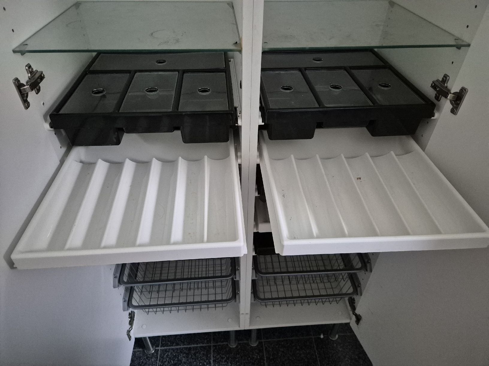 Armoires: Badezimmerschrank weiss hochglanz – D'occasion à Kollbrunn par guernsey11 2
