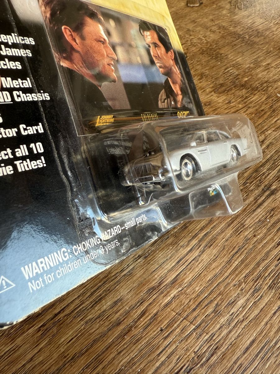 Johnny Lightning Modellini d'auto: Aston Martin DB5 vintage 1998 replica James Bond goldeneye – Nuovo e nell'imballaggio originale da Genève venduto da math_cedra 2