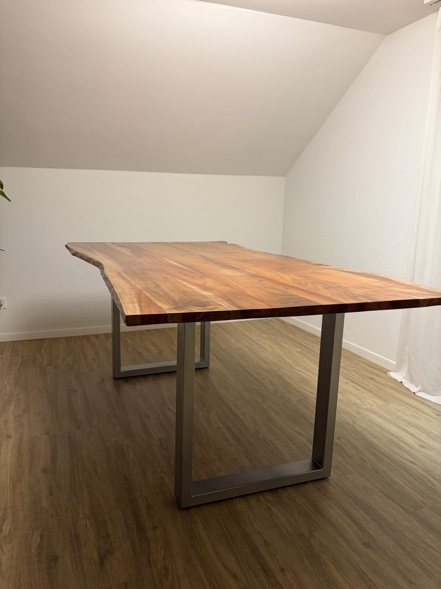Tavoli: Esstisch mit Live-Edge-Platte – Usato da Flawil venduto da lic_d9fc