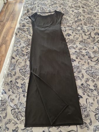 Schwarzes langes Kleid mit Rückenausschnitt und Schlitz