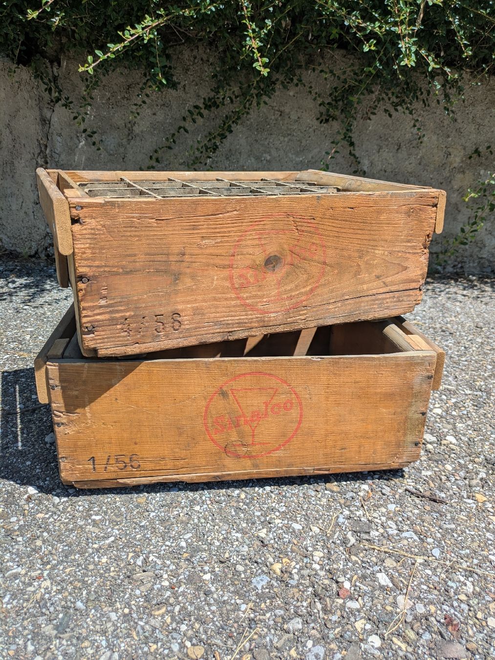 Casse di trasporto: 2 alte Sinalco Holz-Flaschenharassen – Usato da Zell ZH venduto da Bytjie