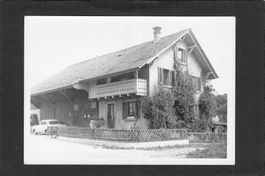 Echtfotokarte Haus , Oldtimer Wo?