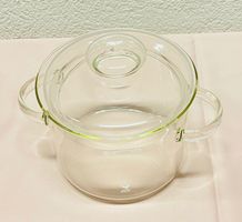 Benälter aus Glas wie Kochtopf mit Deckel