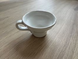 Tasse als Übertopf für Kakteen