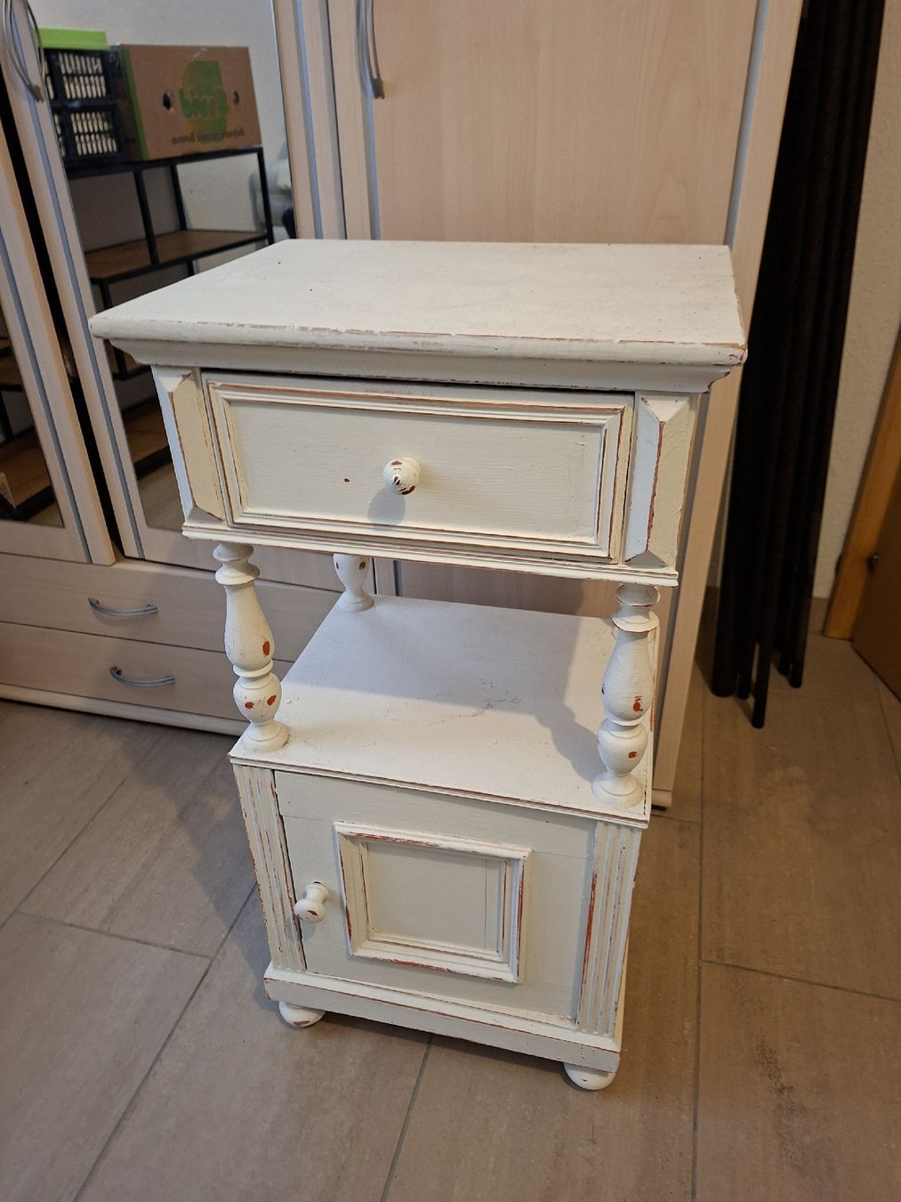 Tables de nuit: shabby Nachttisch Landhaus – D'occasion à Meinisberg par MartinaM1972 1