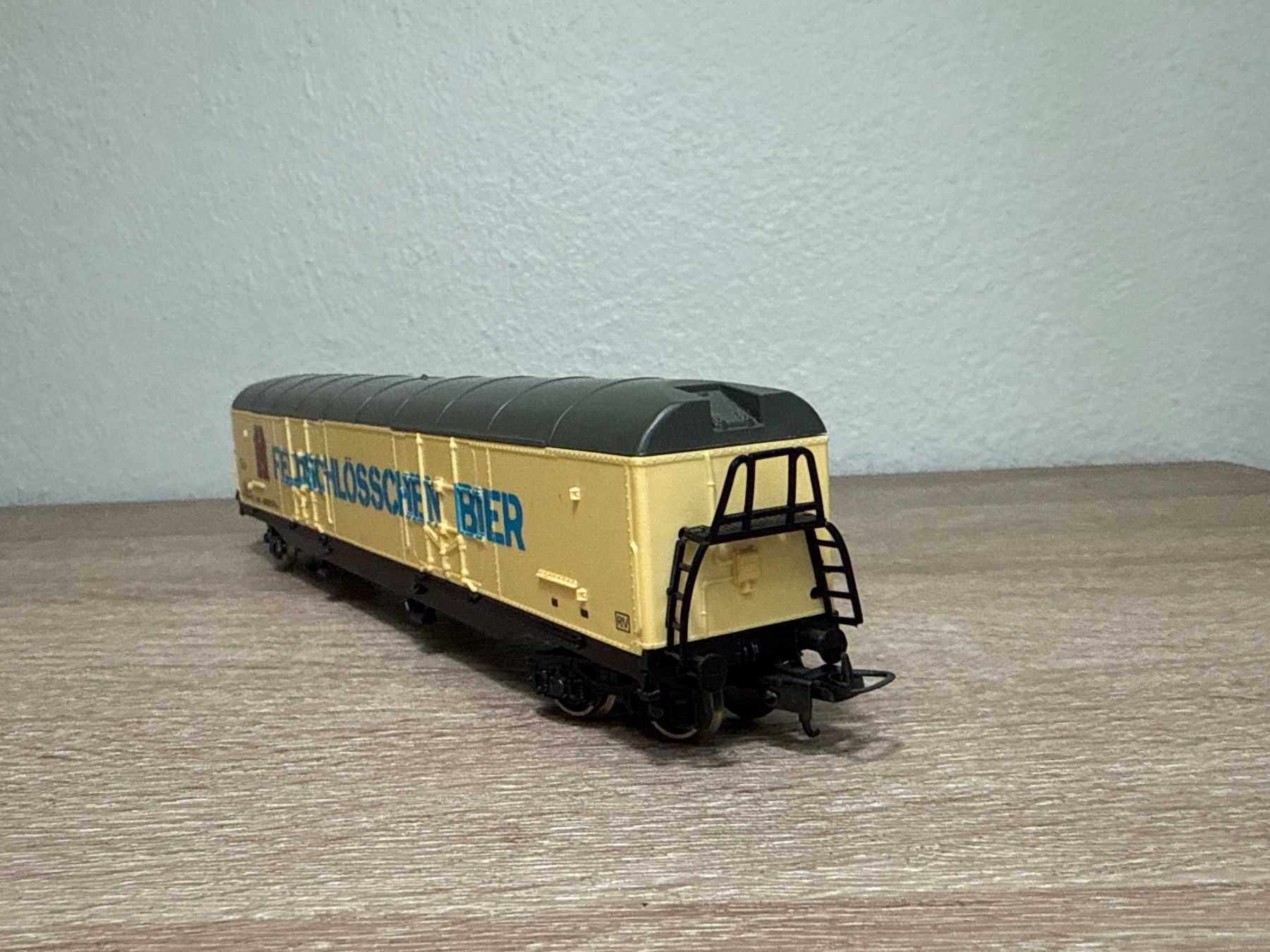 Lima Modellini di ferrovie: Lima Güterwagen Feldschlosschen H0 (243) – Usato da St-Aubin-Sauges venduto da Lo_Go 3