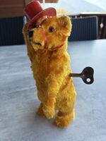 Alter Bär mit zum aufziehen. Funktioniert hebt Hut an