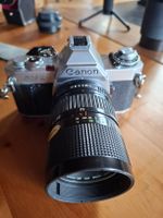 Canon AV-1 Spiegelreflexkamera mit Objektiv und Zubehör