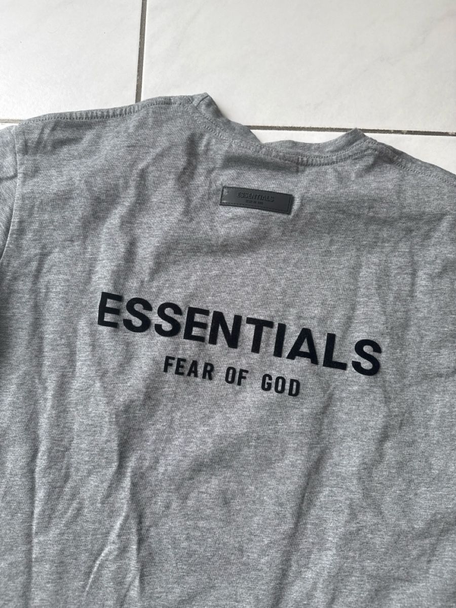 T-shirt: Shirt Gr M Essentials – Usato da Zell ZH venduto da Guffos 2