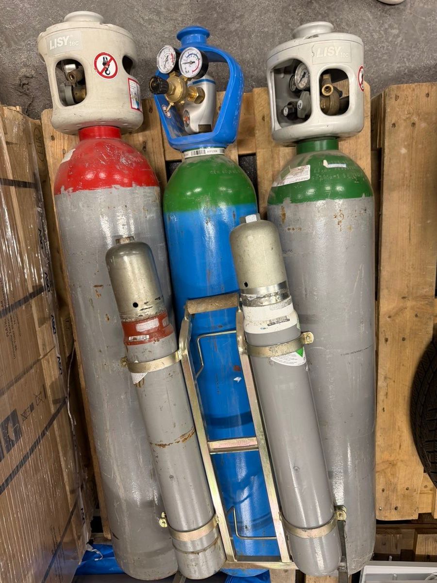Postes à souder: Drei Gasflaschen mit Druckminderer – D'occasion à Basel par alpha_gruppe