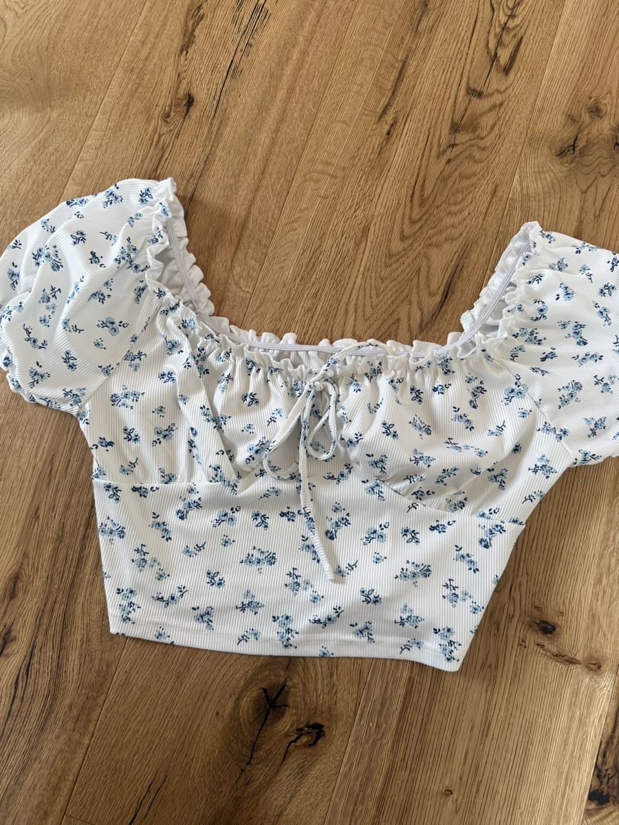 Shein Tops: Damen Crop Top mit Blumenmuster Grösse M – Gebraucht aus Hüttwilen von sar_8gj7