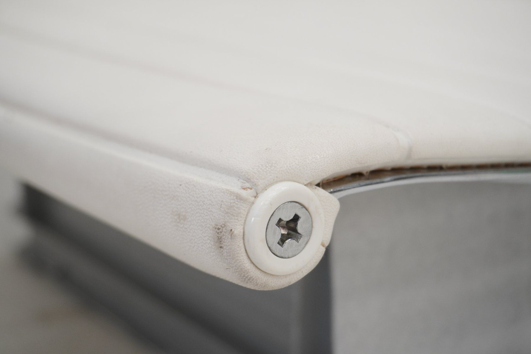 Vitra Chaises: Vitra EA117 Schale Kunstleder weiss – D'occasion à Bad Zurzach par QLASSIQ 6