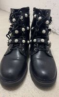 Schwarze Boots mit Perlen-Details