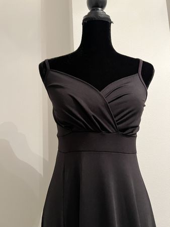 Robe noir en satin - jamais portée ! Neuve