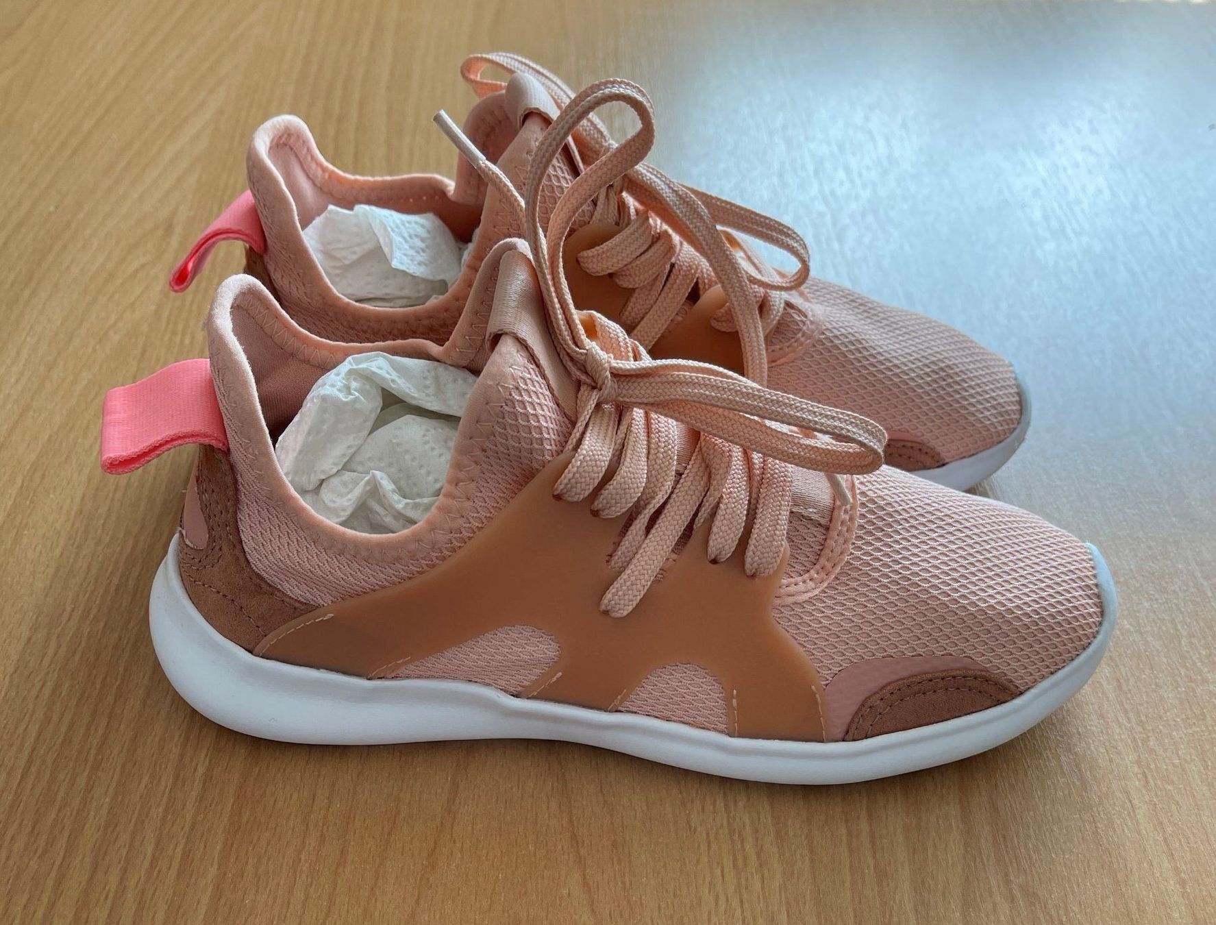 H&M Damenschuhe: Sneaker melon mit weisser Sohle – Neu und originalverpackt aus Basel von Seifehuesli 3