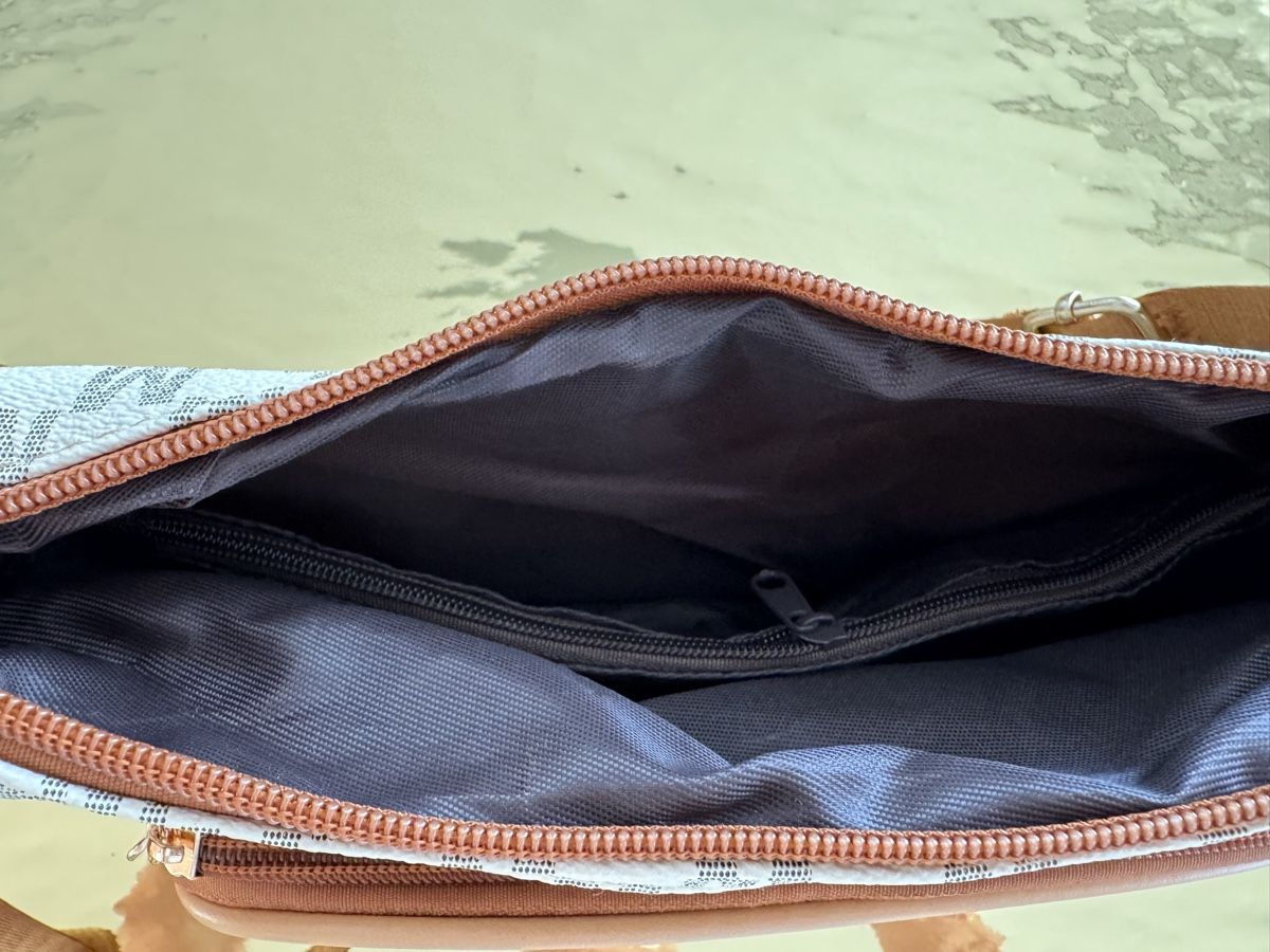 Sacs: Umhängetasche mit M-Logo (neu!) – Neuf (Voir description) à Lachen SZ par artbyblondangel 6
