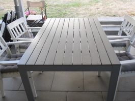 Tisch + 4 Stühle + 4 Kissen