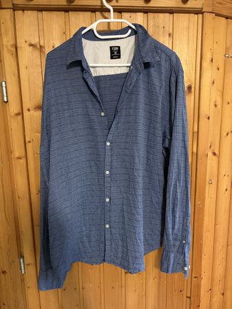 Blaues Hemd