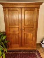 Antiker Kleiderschrank Holz massiv