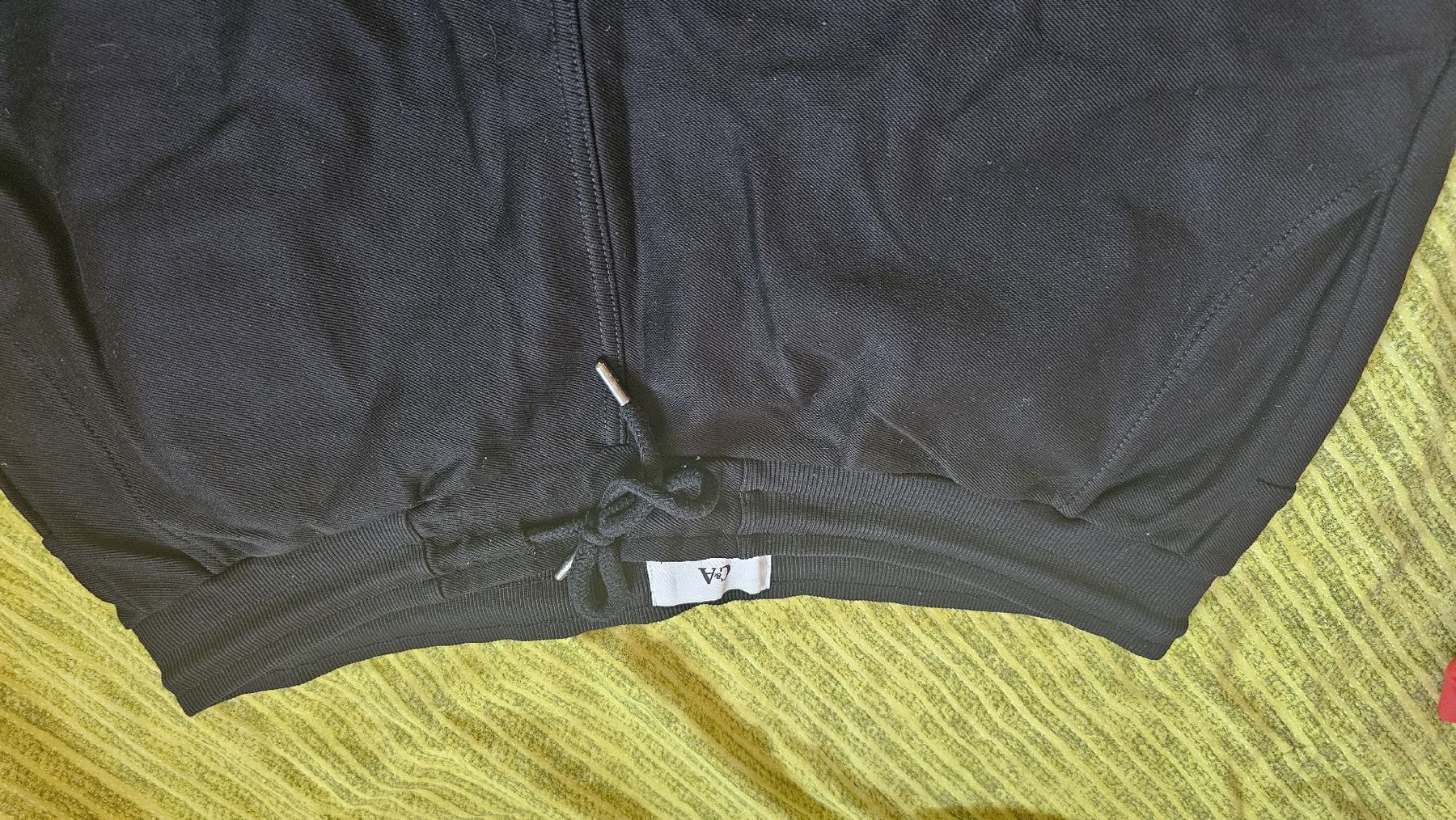 H&M Pantaloni: Schwarze kurze Hose Grösse L – Usato da Kriens venduto da fat_6ghn 1