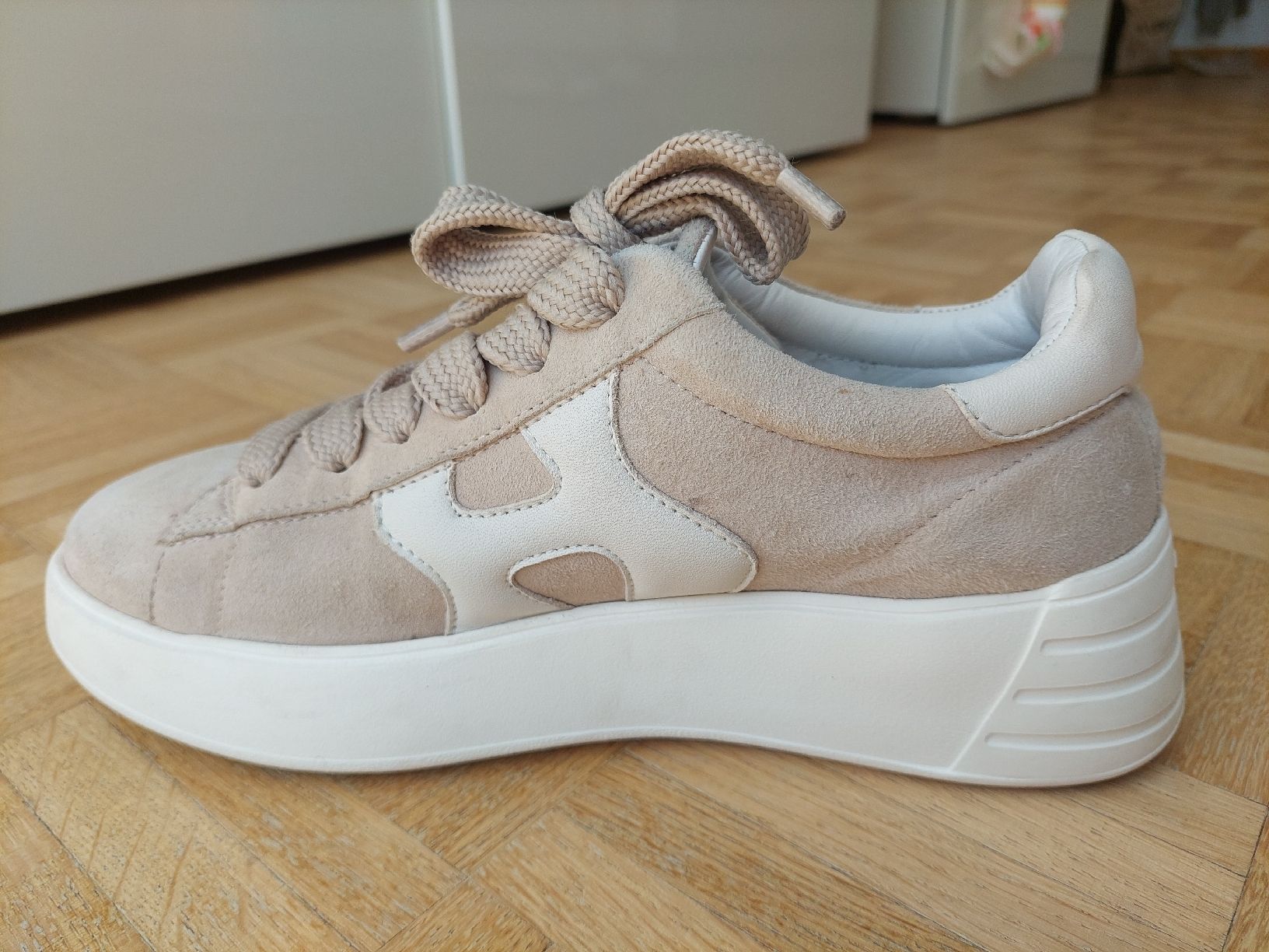 Hogan Damenschuhe: Hogan Sneaker Gr. 38 Beige/Weiss – Gebraucht aus Flims Dorf von Truemorish 4