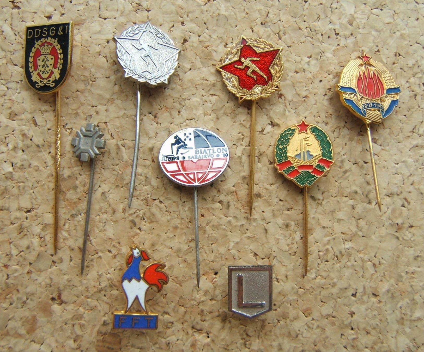 Plaquettes & Badges: LOT DIVERSE PINS / ANSTECKNADEL – D'occasion à Brunnen par Nonne04
