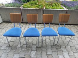 Blaue Stühle zu Esstisch