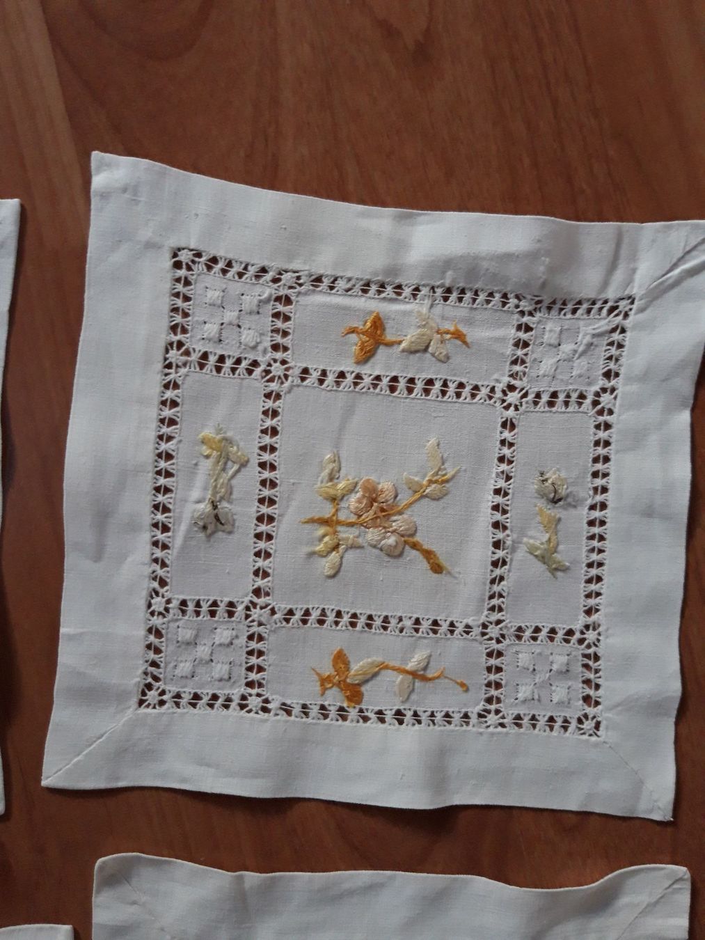 Set di tavolo e panche: 10 Glaseruntersatz, gestickte Handarbeit, antik – Usato da Näfels venduto da gil_sindamel 6