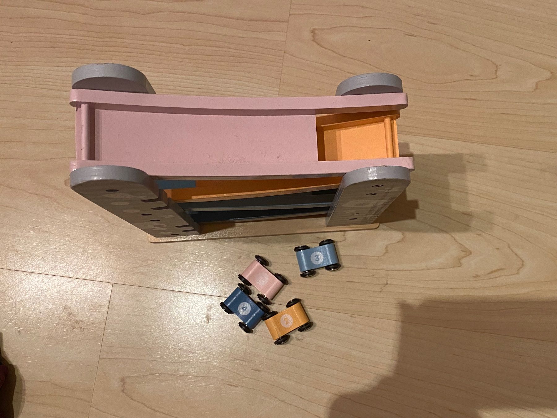 Giocattoli: Holz Autorennbahn mit 4 Autos – Usato da Edlibach venduto da Kiwi610 2