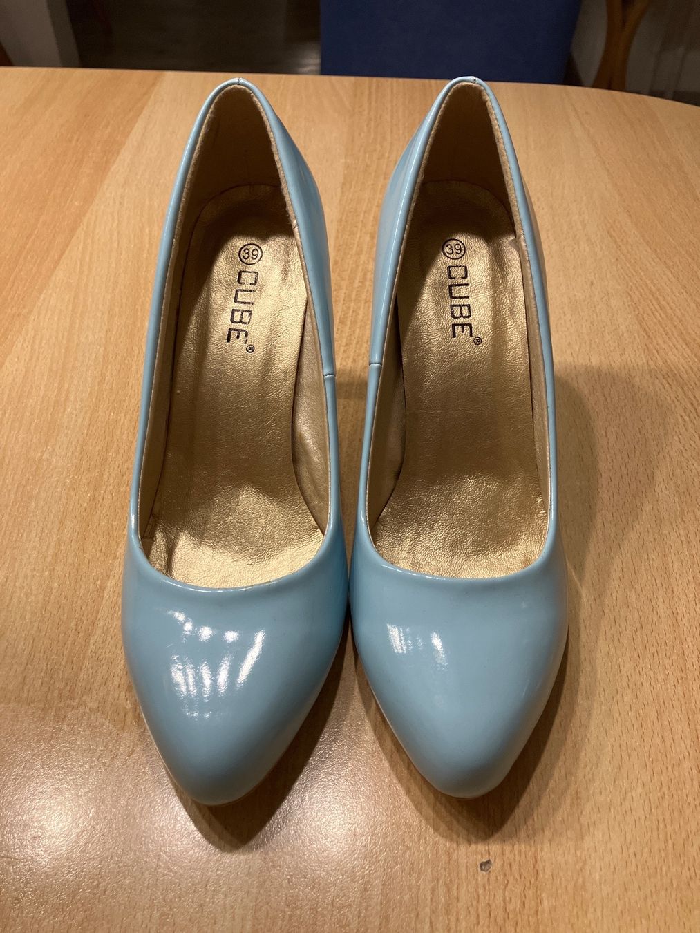 Cube Scarpe da donna: Elegante CUBE High Heels, Gr. 39, Hellblau, Lack – Nuovo (secondo la descrizione) da Einsiedeln venduto da melissa.24