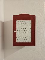 Wandkasten rot mit Punkte-Muster Vintage Zustand