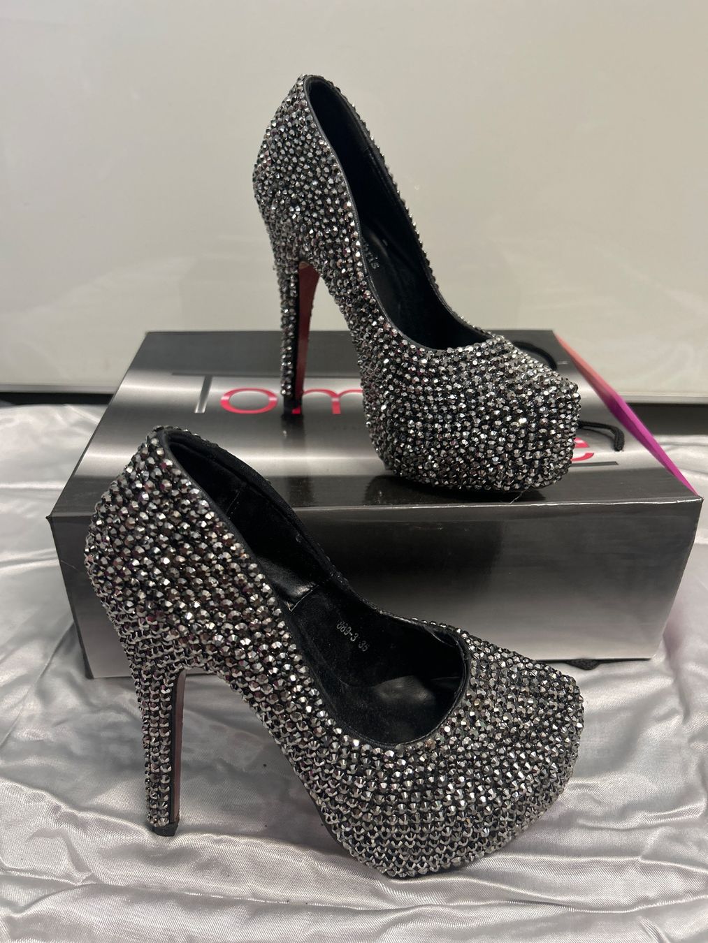 Scarpe da donna: Pumps mit Strasssteinen Gr 35 Neu – Nuovo e nell'imballaggio originale da Regensdorf venduto da Spyke55