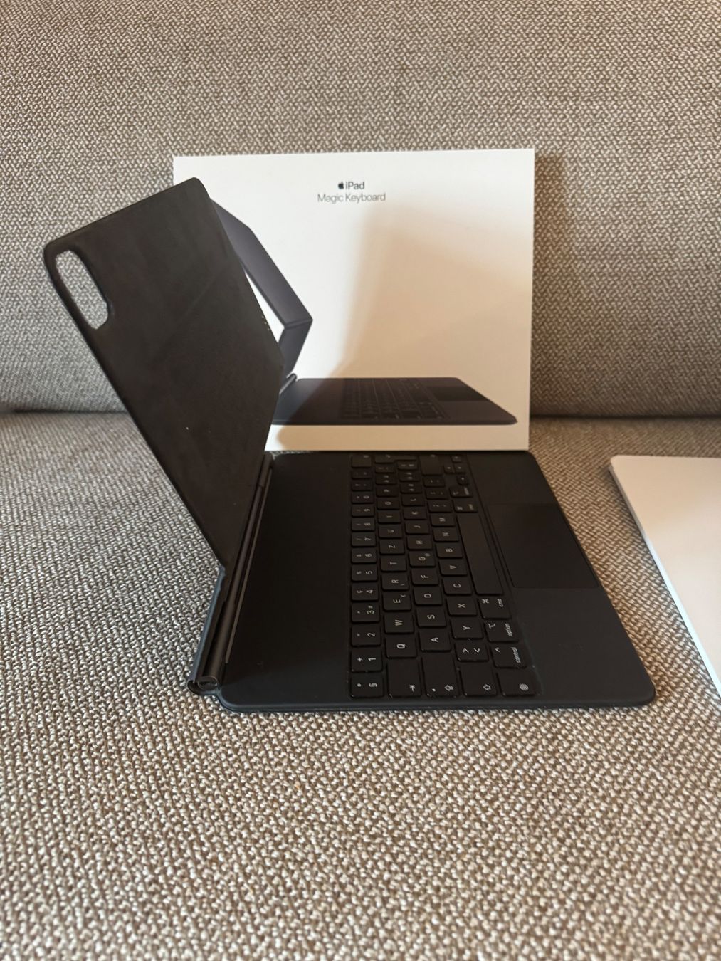 Apple Covers & Taschen: Apple Magic Keyboard Folio iPad Pro 12.9 13 Zoll – Gebraucht aus Bern von  2