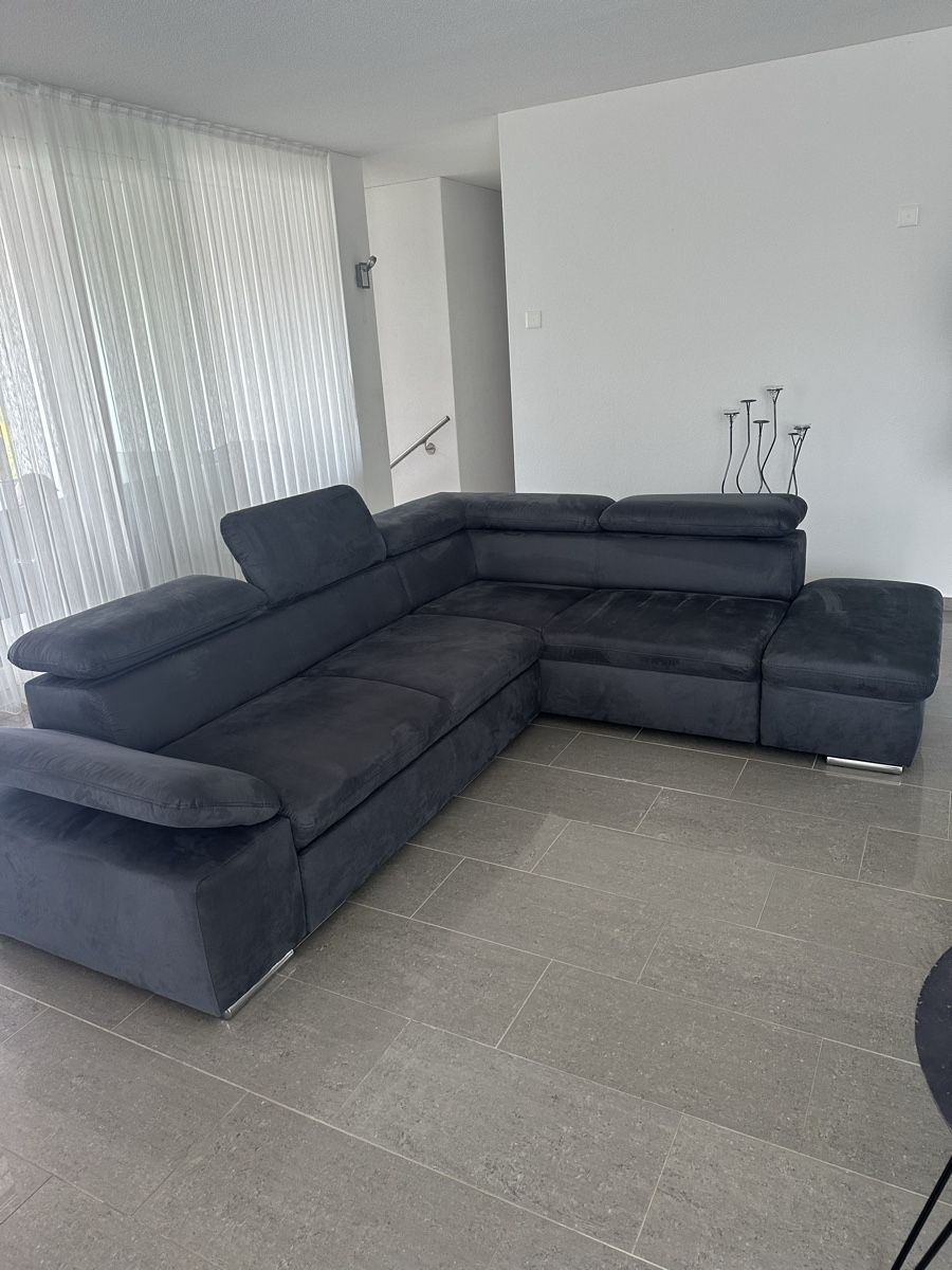 Divani: Ecksofa mit Arm- & Kopfteilverstellung, mit Schlaffunktion – Usato da Safenwil venduto da Mesi83