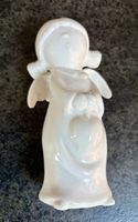Statuette ange en céramique blanche.