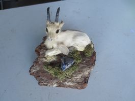 Handgemachte Steinbock-Figur auf Holz, Unikat