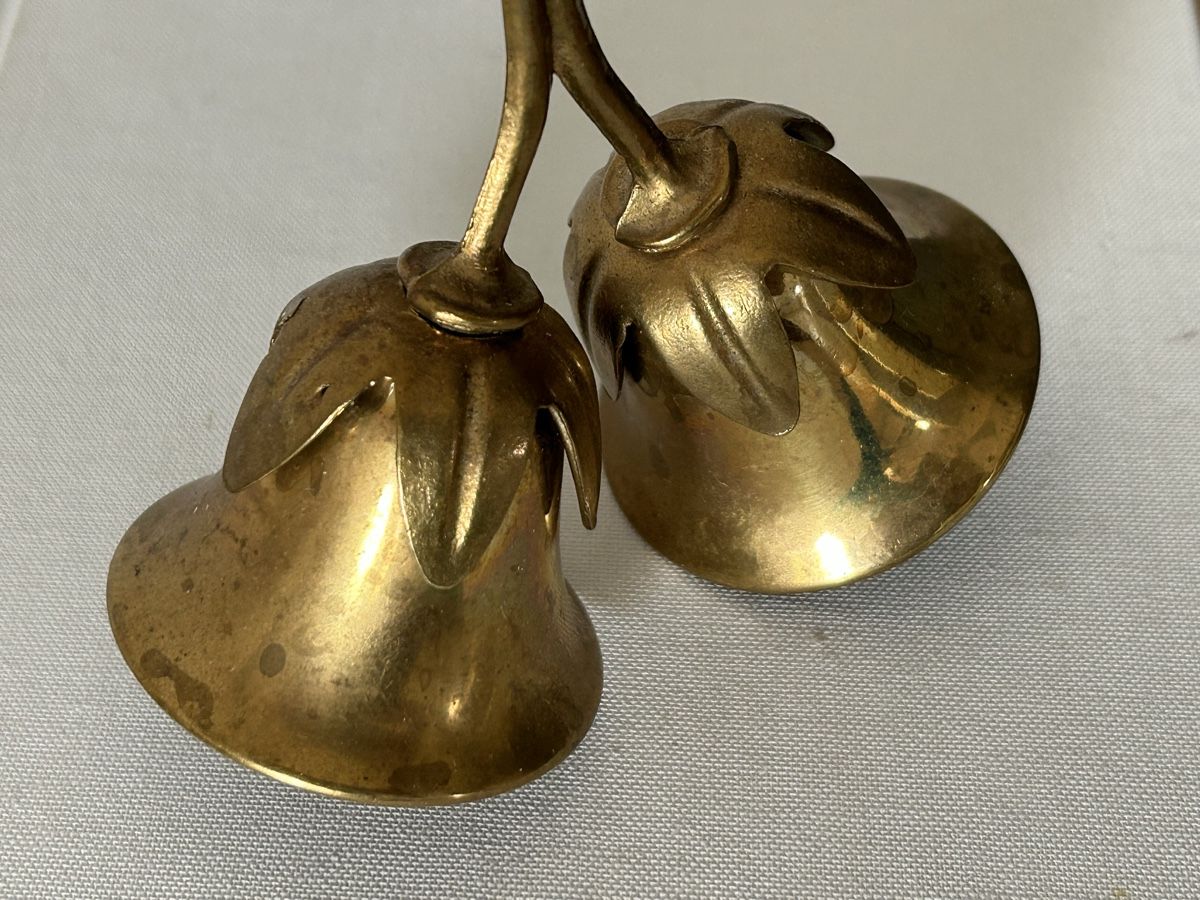 Campanacci mucche: Vintage Doppelglocke aus Messing Blumenform – Usato da Wettingen venduto da Mmccl 3
