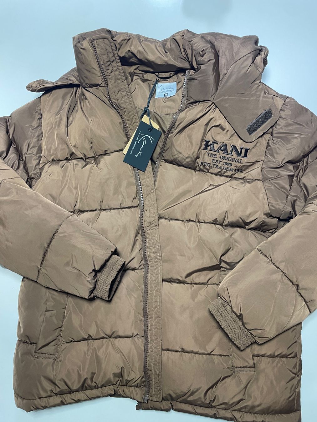 Giacche: Karl Kani Jacke neu Gr.M Braun – Nuovo e nell'imballaggio originale da Obfelden venduto da 3zwerge