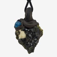 roher Epidot / Stilbit als Steinanhänger mit blauem Apatit