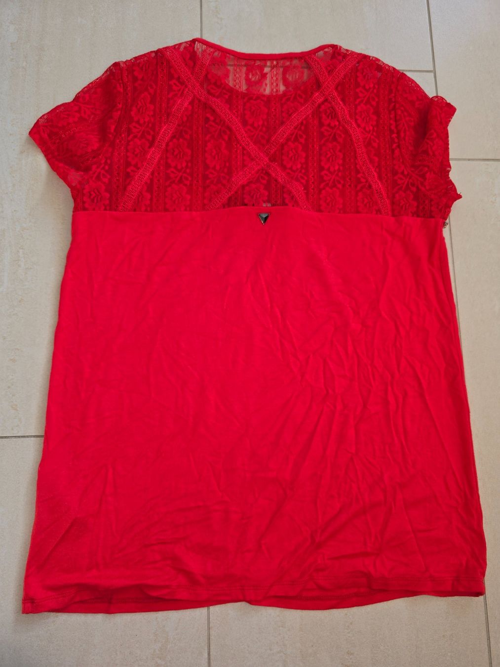 Guess T-shirt: Rotes Guess Shirt Gr. M – Usato da Steinhausen venduto da aengeli07 1
