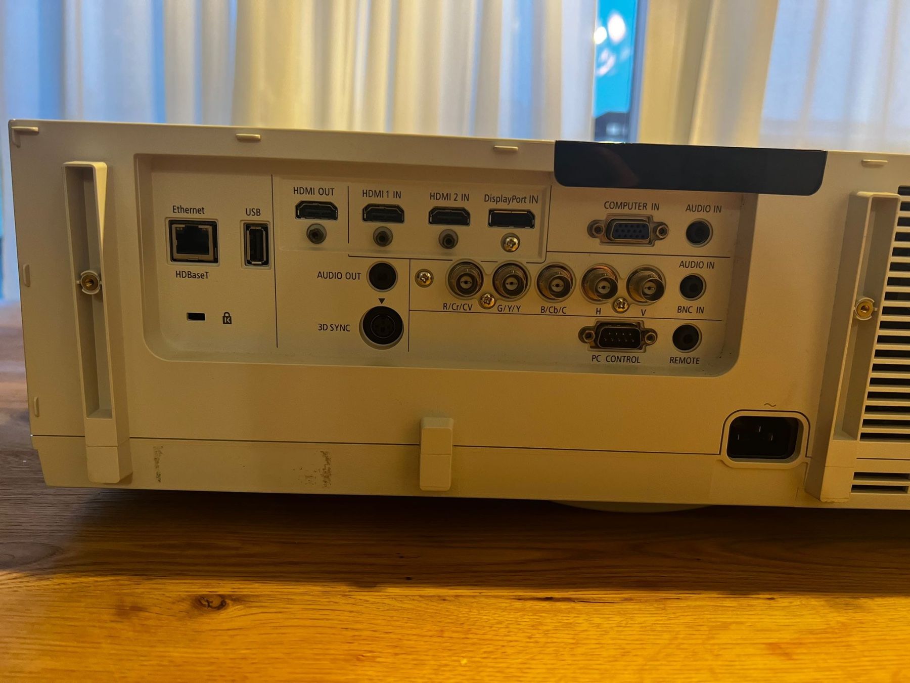 Nec Videoprojektoren: NEC PA522U - neuwertig – Gebraucht aus Schlieren von A12S13 2