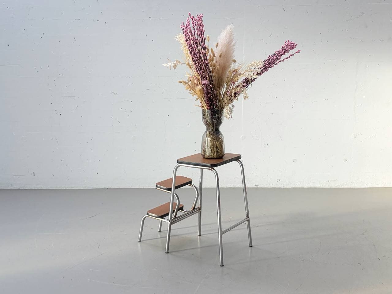 Hocker: Kelko Tritthocker mit braunem Kunstleder & Chromgestell – Gebraucht aus Zürich von LeMoege 3
