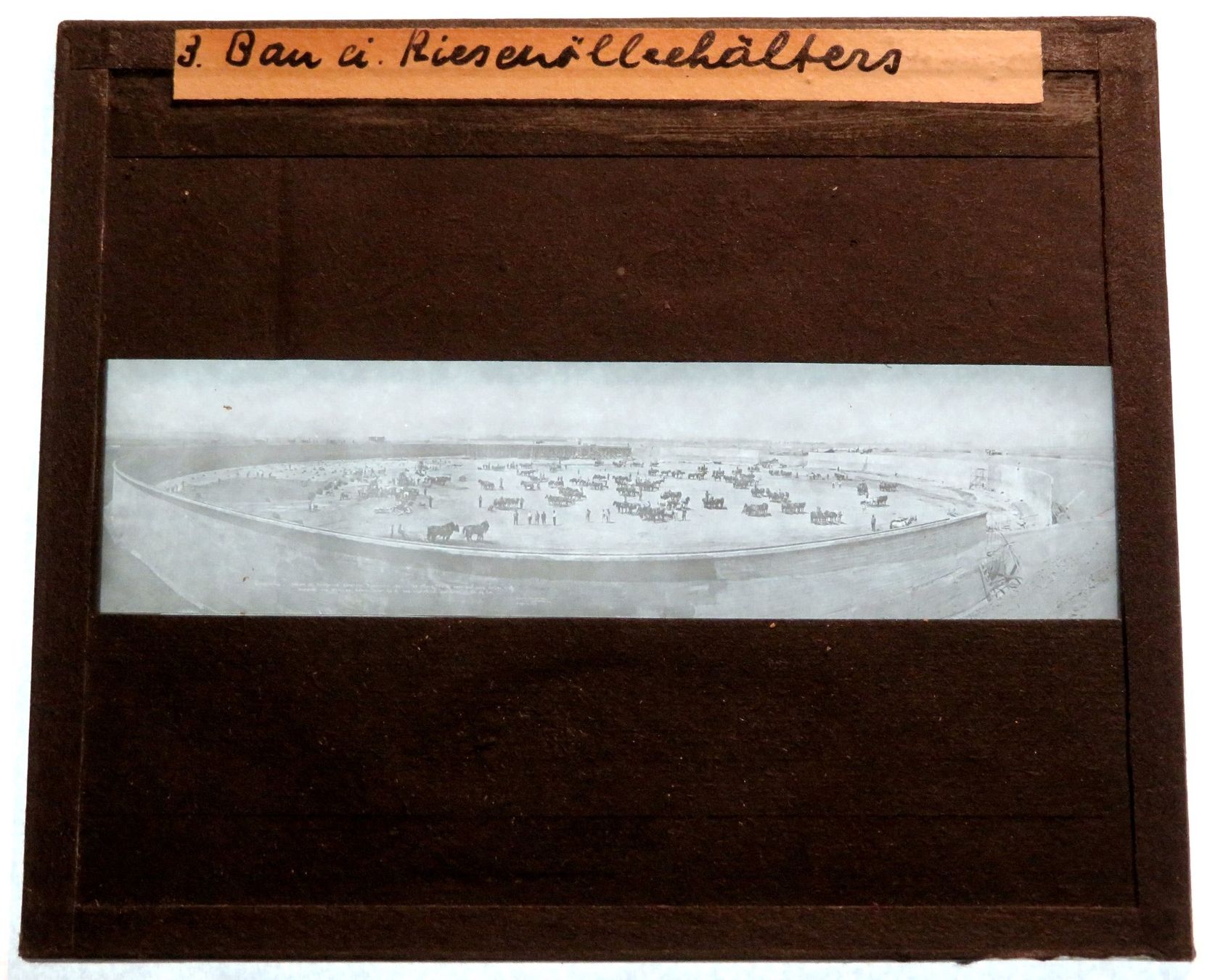 Foto & Immagini: Glasdia Bau eines Riesenölbehälters, um 1900 – Usato da Oberriet SG venduto da ganesh435