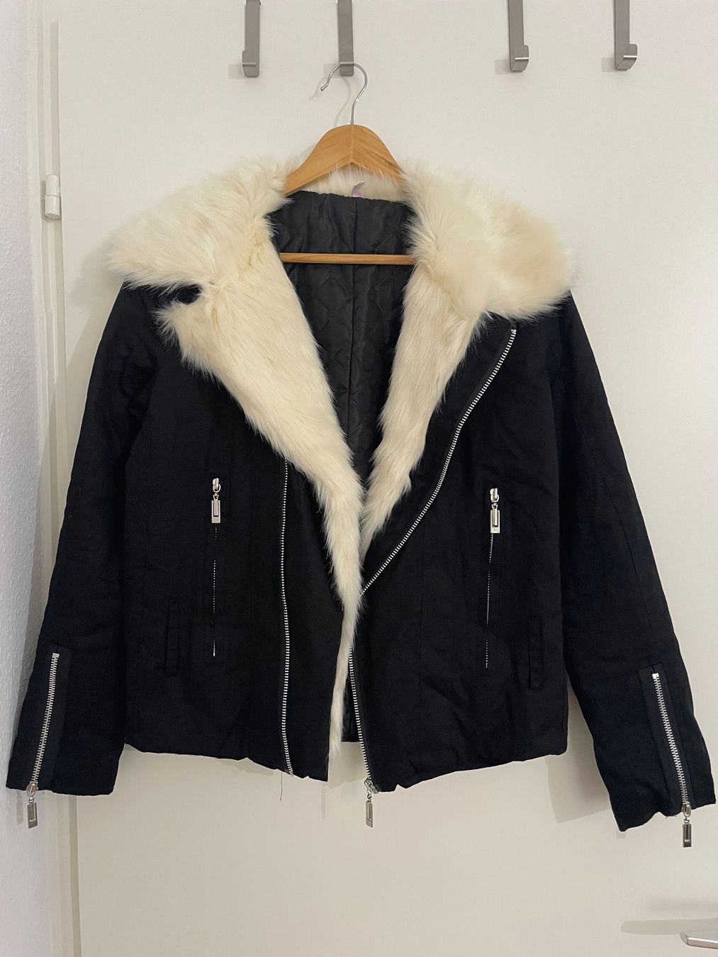Giacche: Veste noire doublée avec fourrure blanche - Taille S – Usato da Vevey venduto da NCHOU