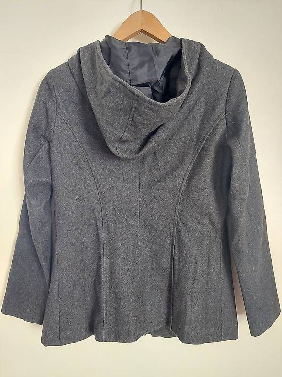 Giacche: Graue Jacke mit Kapuze – Usato da Gossau SG venduto da sus_bkb7 1