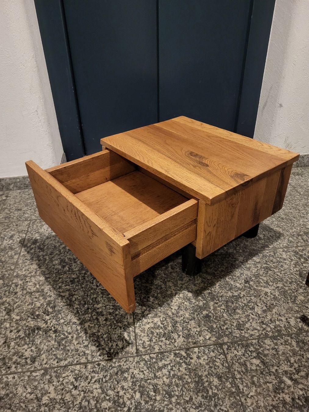 Tables de nuit: 2 Nachttische aus massivem Eichenholz mit Schublade – D'occasion à Zürich par Luftgekuehlt76 2