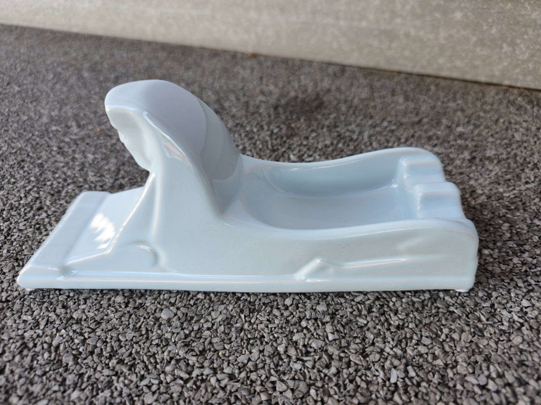 Aschenbecher: Sphinx Art Déco Kunst Aschenbecher Glasur blassblau – Gebraucht aus Zürich von stylethequeen