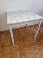 Quadratischer Holztisch Schmetterlinge